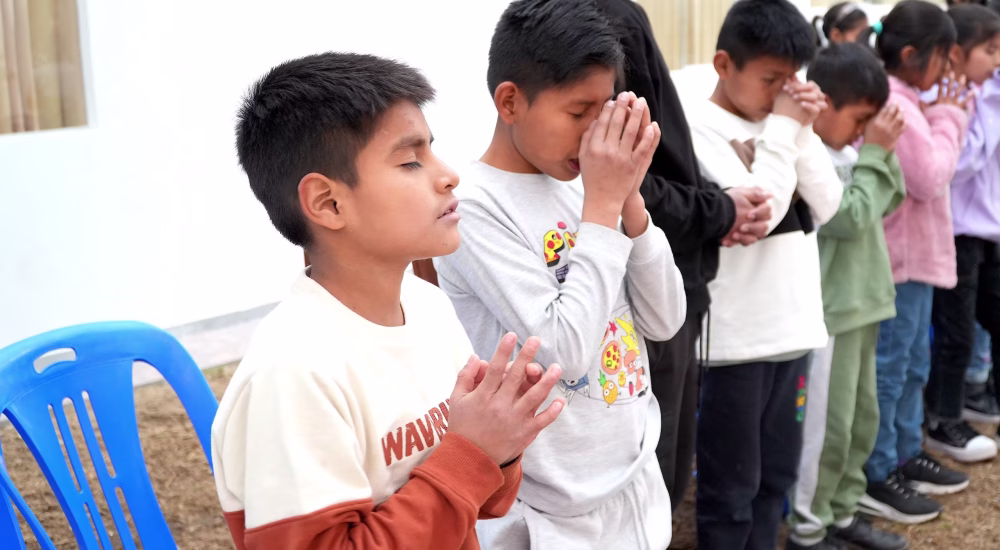 children praying_JPG